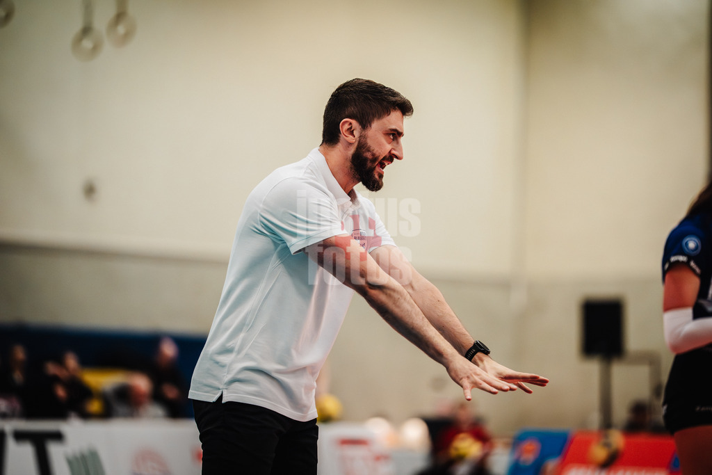 Volleyball | Frauen | Saison 2025/2026 | Volleyball Bundesliga | ETV Hamburger Volksbank Volleys vs. Binder Blaubären TSV Flacht | 06.12.2025 | Trainer Manuel Hartmann (Binder Blaubären TSV Flacht)