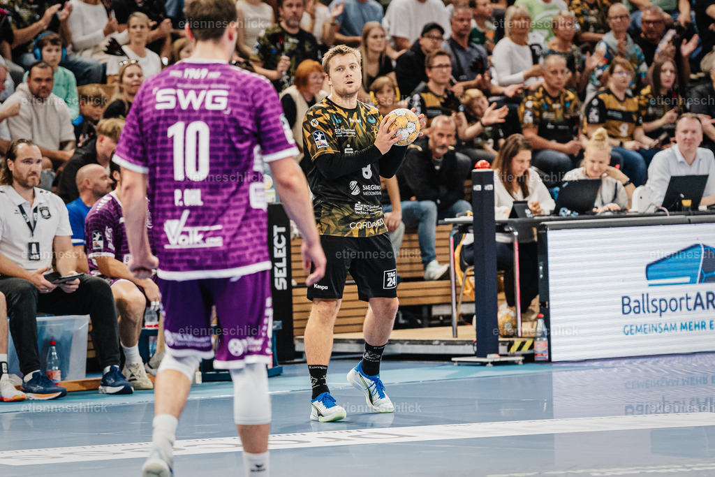 HC Elbflorenz 2006 - TV 05/07 Hüttenberg, 2. Handball-Bundesliga, 6. Spieltag | Im Bild: Viktor Petersen Norberg (8, Dresden) fängt den Ball04.10.2026, HC Elbflorenz 2006 - TV 05/07 Hüttenberg, 2. Handball-Bundesliga, 6. Spieltag, Deutschland, Dresden, BallsportArena Dresden