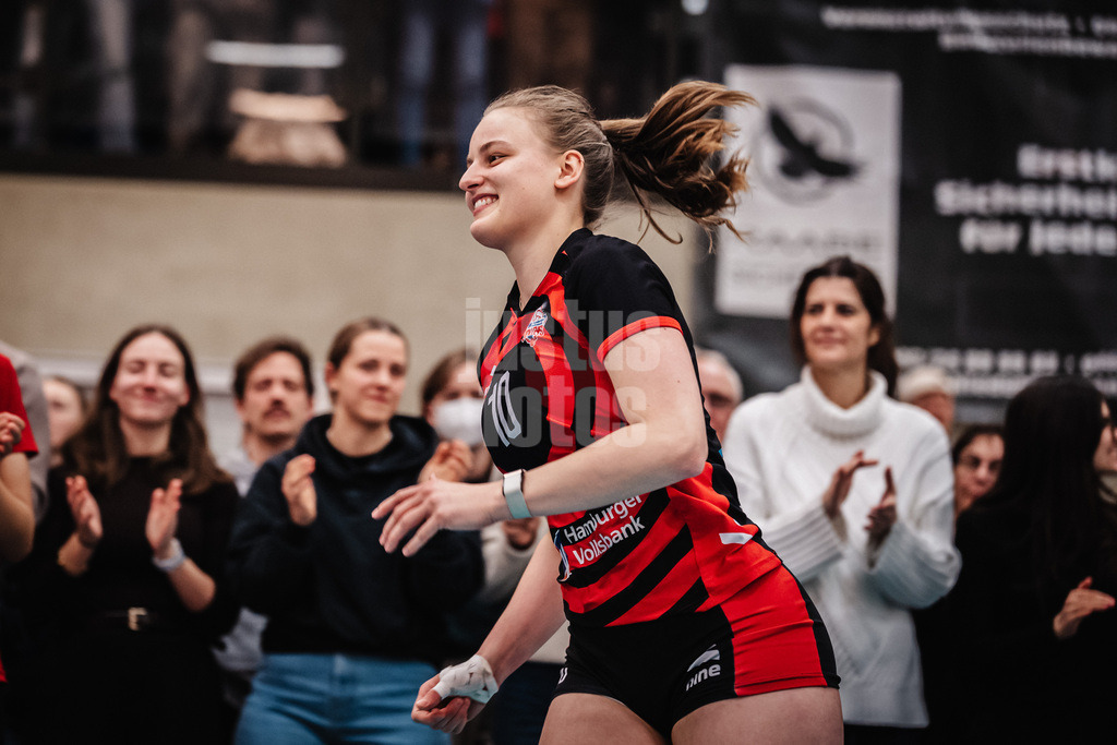 Volleyball | Frauen | Saison 2025/2026 | Volleyball Bundesliga | ETV Hamburger Volksbank Volleys vs. USC Münster | 22.01.2026 | Lena Liegert (#10, ETV Hamburger Volksbank Volleys) läuft in die Arena ein