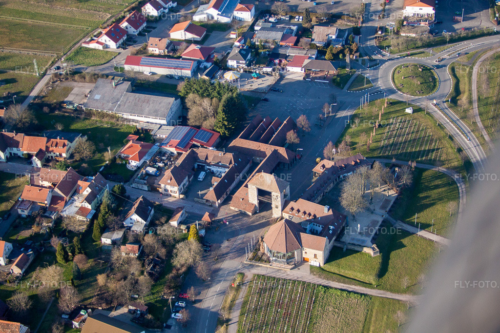 Luftbild: Deutsches Weintor https://deutsches-weintor-restaurant.de/speisekarte/ im Ortsteil Schweigen in Schweigen-Rechtenbach im Bundesland Rheinland-Pfalz in Deutschland. Foto: IMG_62340.jpg vom 24.02.2014 durch Werner Riehm/FLY-FOTO.de