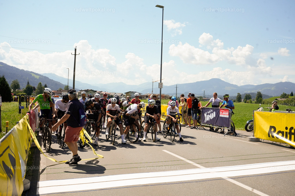 92_20230817_Bewerb_Maenner_Muehlanger | AUT - OESTERREICH, 2023-08-16: SPORT RENNRAD-FAHREN - 55. INTERNATIONALER RADWELTPOKAL IN ST. JOHANN IN TIROL  - Vintage-Radrennen mit WM-Bronze-Medaillen-Siegerin Christina Schweinberger, den Teilnehmer und Alexander Baumann (vom Orginastions-Team) - TAG 2 BEWERB MAENNER IN SECHS GRUPPEN  ; Foto: Roland Muehlanger