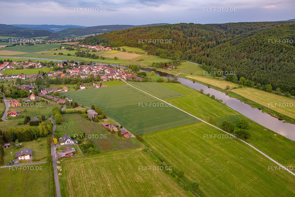 Ortsansicht von Westen | Luftbild: Ortsansicht von Westen im Ortsteil Wahmbeck in Bodenfelde im Bundesland Niedersachsen in Deutschland. Foto: IMG_079565.jpg vom 24.05.2015 durch Werner Riehm/FLY-FOTO.de - Realisiert mit Pictrs.com