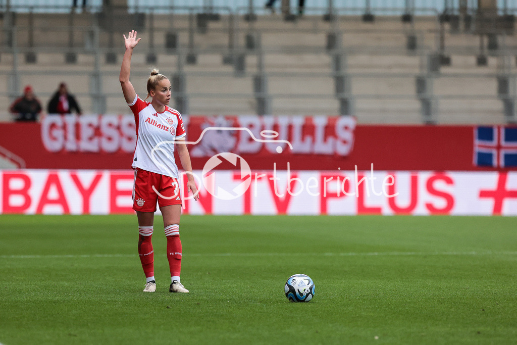 FC Bayern München Frauen - SV Werder Bremen Frauen | Beim Freistoss Giulia GWINN (FCB #7) / Freisteller / Einzelfoto