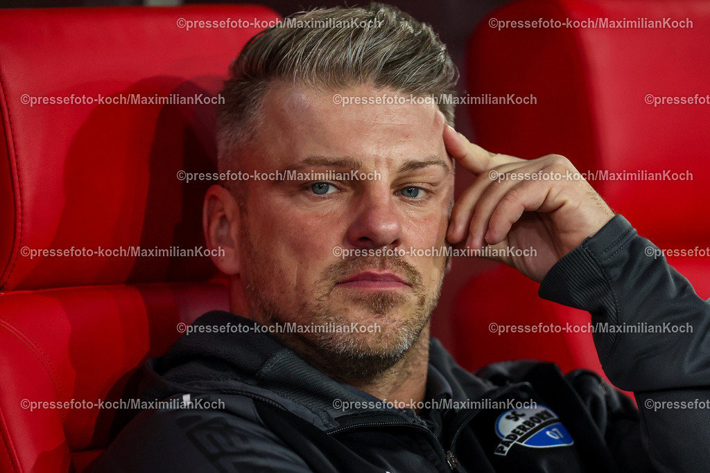 Due0911240109602119 | 09.11.2024, Fußball, Fortuna Düsseldorf - SC Paderborn 07, 2. Bundesliga, Merkur Spiel-Arena, Saison 2024 2025: Trainer Lukas Kwasniok (Cheftrainer Paderborn) DFB regulations prohibit any use of photographs as image sequences and or quasi-video.