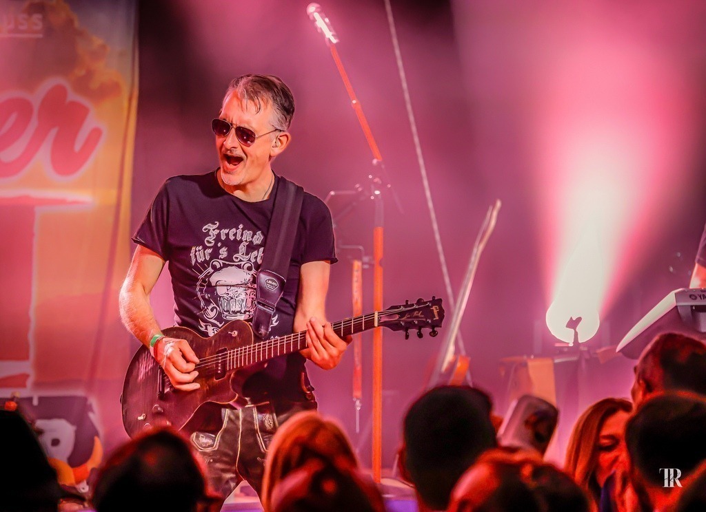 6b7580322bc44b56b539d490230ba82f | traudl_s_fotos