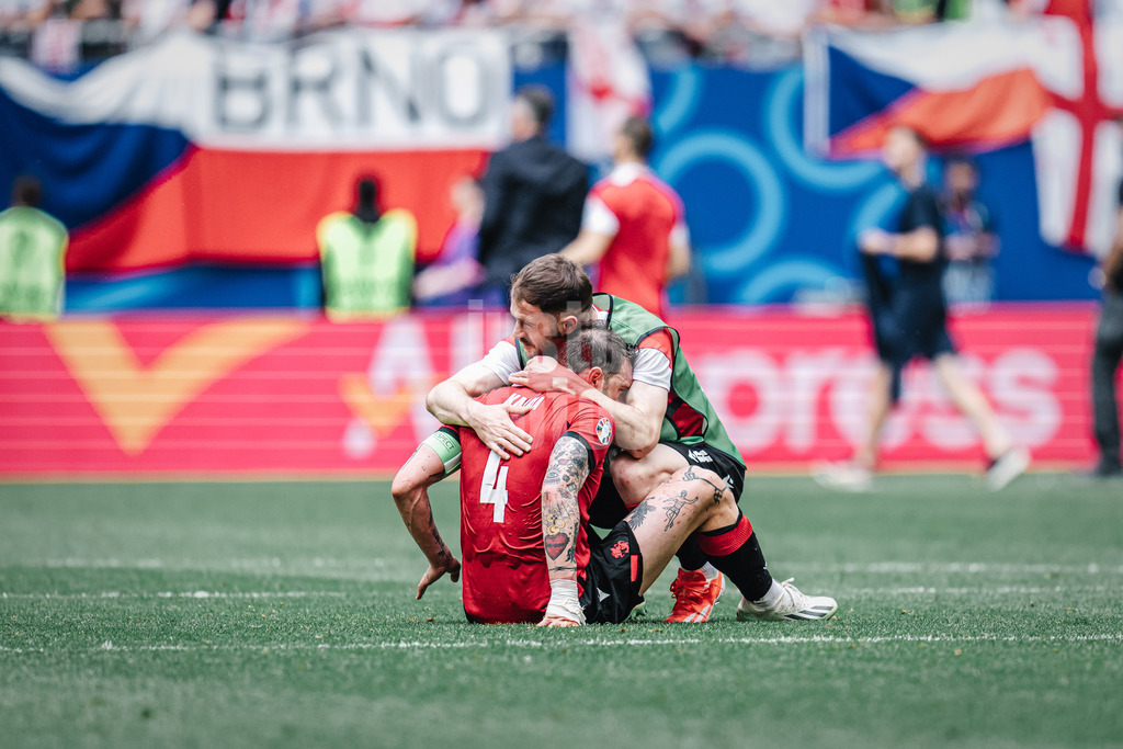 Fußball | Herren | UEFA-Fußball-Europameisterschaft 2024 | Gruppe B | Kroatien vs. Albanien | 19.06.2024 | Guram Kashia (#4, Georgien) am Boden enttäuscht nach dem Abpfiff wird von Giorgi Kochorashvili (#6, Georgien) getröstet