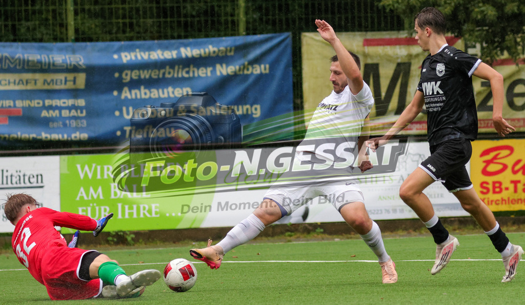 BV Stift Quernheim - SV Hausberge | Auf dem Bild zu sehen: weiß BV Stift Quernheim: Tibor Leon Sander ; schwarz SV Hausberge v.l.: Tim Watermann (TW), Jason Niklas Gräfe  BV Stift Quernheim, SV Hausberge, Saison 26/27, Bezirksliga, Stift Quernheim, Deutschland - Realisiert mit Pictrs.com