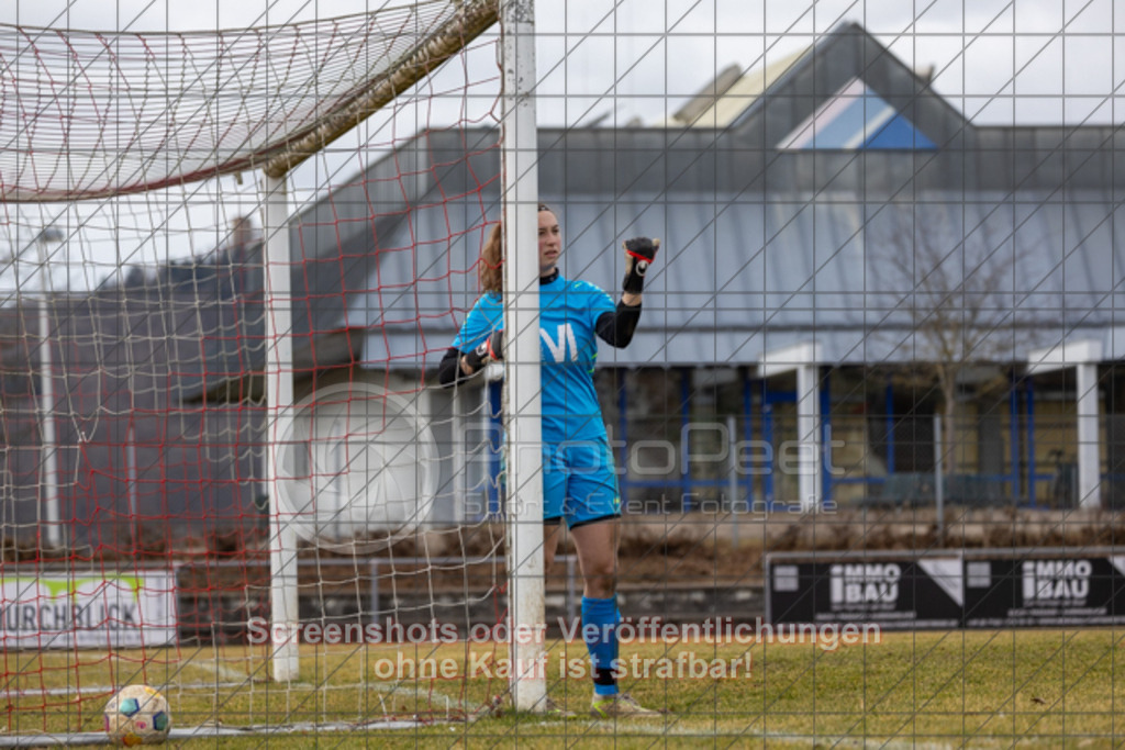 20250223_133257_0203 | #,1.FC Donzdorf (rot) vs. TSV Tettnang (schwarz), Fussball, Frauen-WFV-Pokal Achtelfinale, Saison 2024/2025, Rasenplatz Lautertal Stadion, Süßener Straße 16, 73072 Donzdorf, 23.02.2025 - 13:00 Uhr,Foto: PhotoPeet-Sportfotografie/Peter Harich