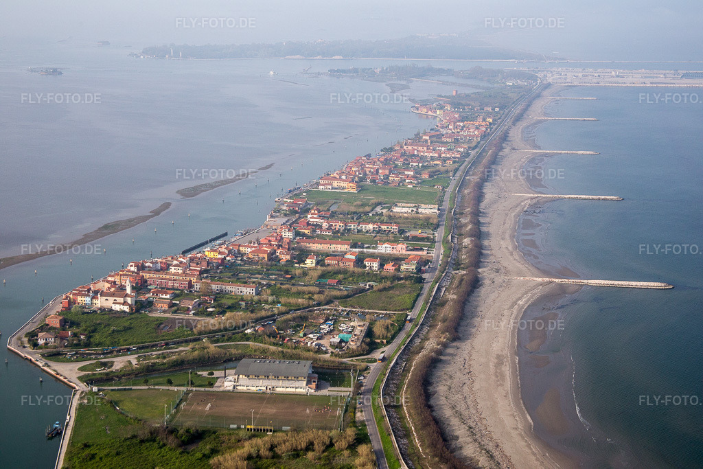 Luftbild: Wohnhaus- Bebauung auf der Halbinsel Lido di Venecia im Ortsteil San Pietro in Volta in Venedig in San Pietro in Volta im Bundesland Venetien in Italien.Foto: IMG_087459.jpg vom 06.04.2016 durch Werner Riehm/FLY-FOTO.deAuflösung des Originals: 5472 x 3648 px