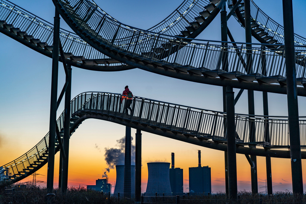 JT-220304 | Landmarke Angerpark Tiger & Turtle - Magic Mountain, Begehbare Skulptur in Form einer Achterbahn auf der Halde Heinrich-Hildebrand-Höhe,  HKM Stahlwerk, Sonnenuntergang, Duisburg, NRW, Deutschland,  - Realisiert mit Pictrs.com