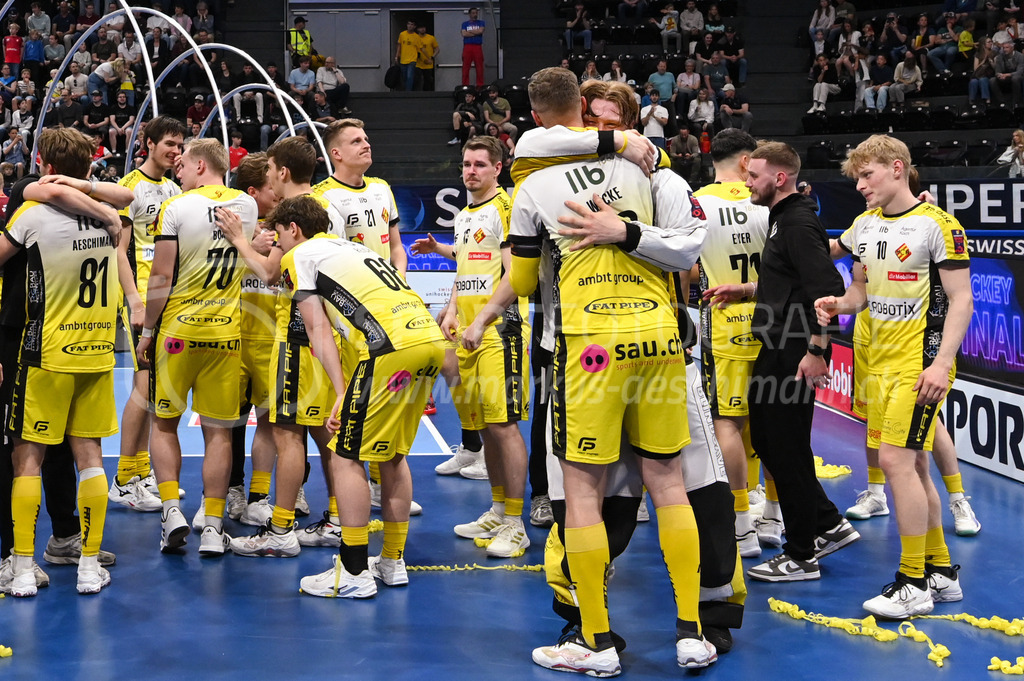 Zug United - HC Rychenberg - 25. April 2026 | Die HCR-Spieler jubeln über den ersten Schweizer Meistertitel des Vereins am L-UPL Superfinal-Spiel zwischen Zug United und HC Rychenberg am 25. April 2026 in der BCF Arena, Fribourg, Schweiz.Bild: Sportfotografie Markus Aeschimann | www.markus-aeschimann.ch - Realisiert mit Pictrs.com