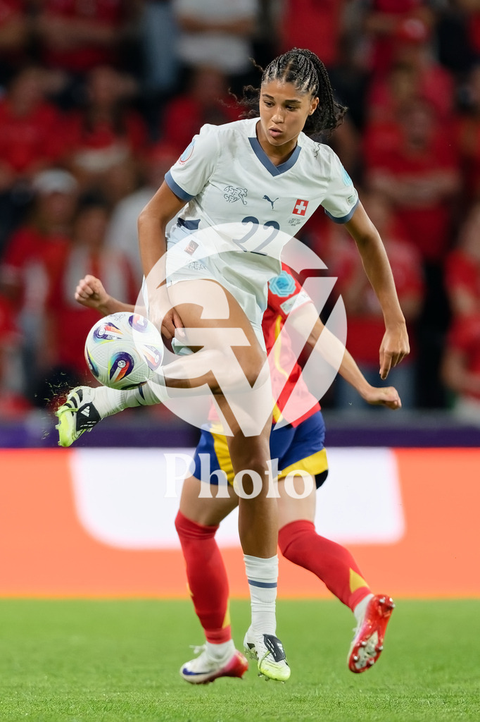 Spain v Switzerland - UEFA Women's EURO 2025 Quarter-Final | BERN, SWITZERLAND - JULY 18: Sydney Schertenleib of Switzerland controls the ball  during the UEFA Women's EURO 2025 Quarter-Final match between Spain v Switzerland at Stadion Wankdorf on July 18, 2025 in Bern, Switzerland. (Photo by Giuseppe Velletri/Sports Press Photo/Getty Images)