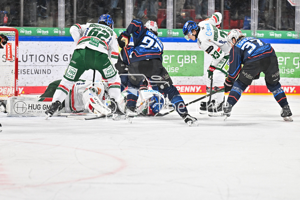 Nürnberg Ice Tigers - Augsburger Panther | NUREMBERG, GERMANY - 23. JANUARY: am Boden kann Ryan BUTTON (Augsburger Panther 55) den Puck unter sich begraben während dem Match zwischen den Nürnberg Ice Tigers und den Augsburger Panthern am 42. Spieltag der Penny DEL in der PSD Bank Nürnberg Arena / Thomas SCHEMITSCH (Augsburger Panther 62), Charlie GERARD (Nürnberg Ice Tigers 95), Tim WOHLGEMUTH (Augsburger Panther 33), Tyler SPEZIA (Nürnberg Ice Tigers 37), Peyton JONES (Augsburger Panther 41)