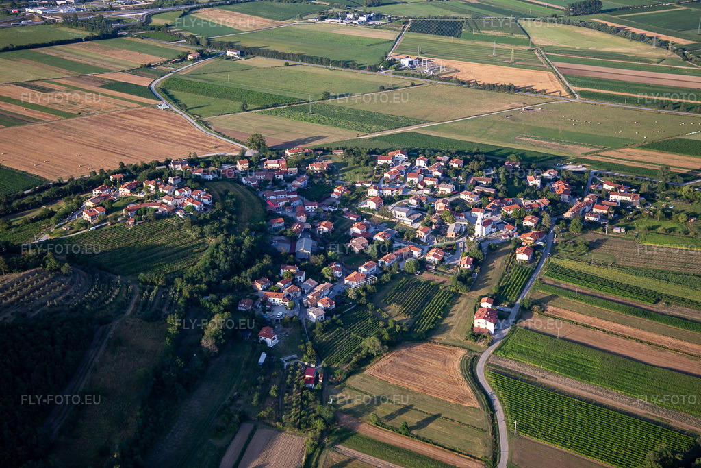 Vue aérienne: Vue de la ville à le quartier Ustje in Ajdovščina dans le département Slovénie, Slovénie. Photo: IMG_137499.jpg prise le 14/07/2023 par Werner Riehm/FLY-FOTO.eu – Résolution de l'original: 5472 x 3648 px