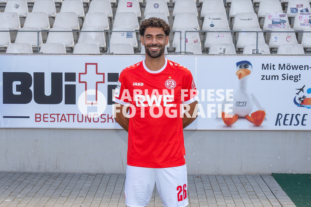 Rot-Weiss Essen; 3. Liga, Portraettermin 2026/2027, Foto: Eibner-Pressefoto/Fabian Friese | Ekin Celebi (Rot-Weiss Essen, #26),Rot-Weiss Essen; 3. Liga, Portraettermin 2026/2027, Foto: Eibner-Pressefoto/Fabian Friese - Realisiert mit Pictrs.com