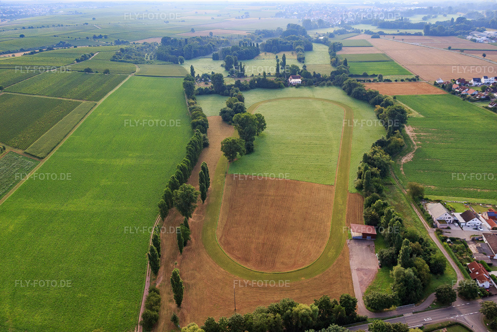 Luftbild: Rennbahn um die Purzelmarktwiese im Ortsteil Billigheim in Billigheim-Ingenheim im Bundesland Rheinland-Pfalz in Deutschland. Foto: IMG_092732.jpg vom 13.08.2016 durch Werner Riehm/FLY-FOTO.de