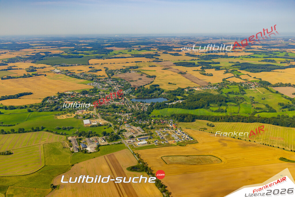 Luftaufnahme Neubaugebiet Grundstück Satow - Die Luftaufnahme wurde 2025 vom UL-Flugzeug heraus erstellt ( ohne Drohne ) - Hochauflösende Luftaufnahme - für professionelle Ausdrucke geeignet. Die Geschenkidee !Mit Lizenz und Bildrechte bestellbar
