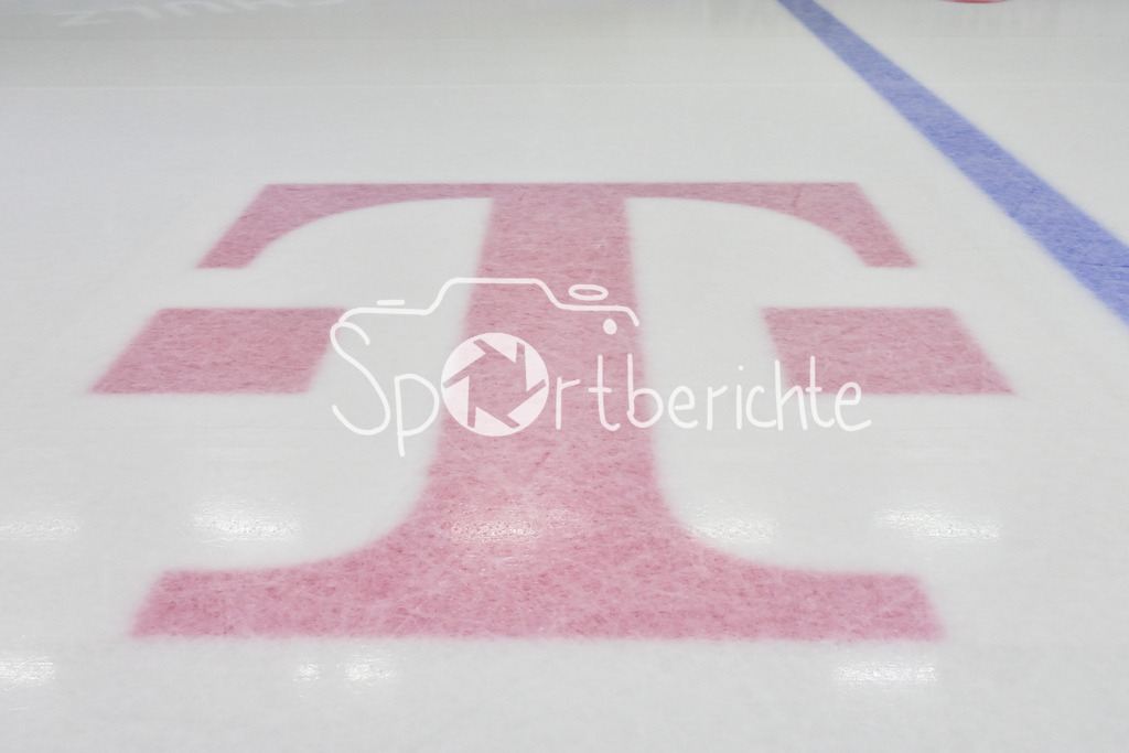 Augsburger Panther - Iserlohn Roosters | Im Bild das TELEKOM Logo an der blauen Linie im CFS in Augsburg / Symbolbild / Penny DEL: Augsburger Panther - Iserlohn Roosters; Curt Frenzel Stadion am 21.09.2025