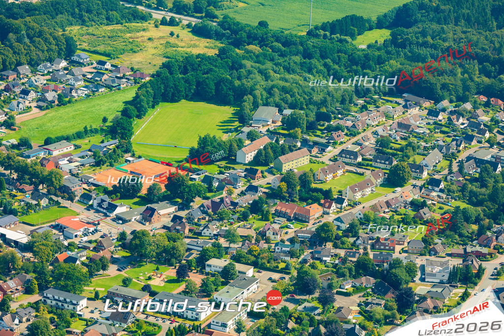 Neue Luftbildaufnahme der Stadt Wankendorf - Das Luftbild wurde 2025 vom UL-Flugzeug heraus erstellt ( keine Drohnenaufnahme ) - Hochauflösende Luftaufnahme - für Wandbilder und großformatige Ausdrucke geeignet. Das besondere Geschenk!Hier alle&nbsp;Infos zur Lizenzierung der LuftaufnahmeWir fliegen auch dieses Jahr wieder in Ihre Region um Luftbilder zu erstellen.- Luftbild anfragen