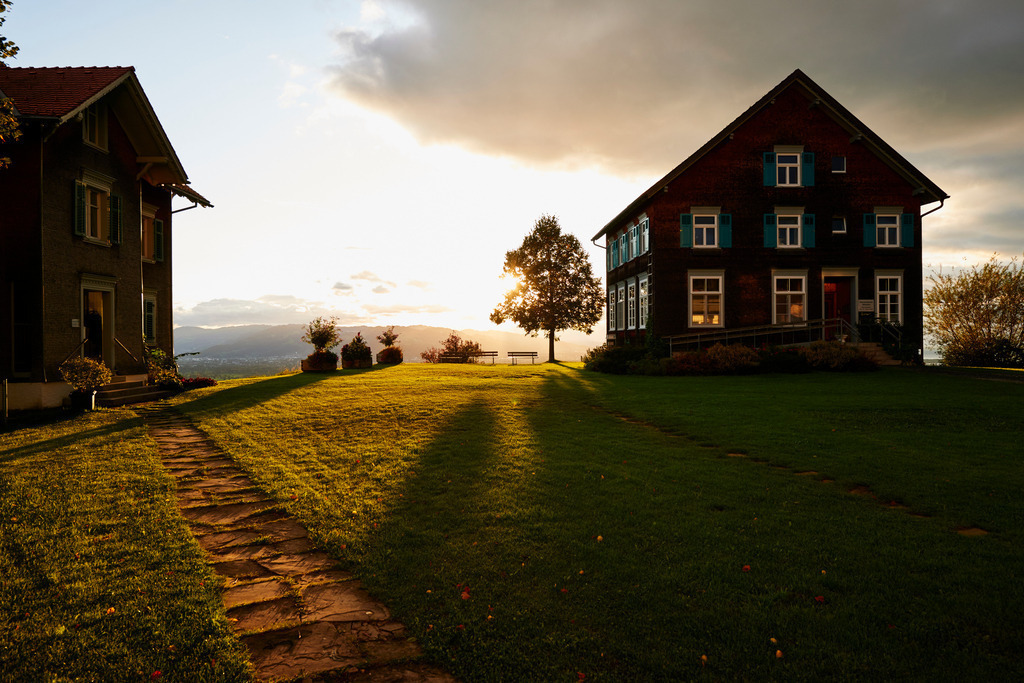 Gemeindeamt und Pfarrhaus im Abendlicht | Bildstein, Austria - September 14, 2017: Gemeindeamt und Pfarrhaus im Abendlicht. - Realisiert mit Pictrs.com