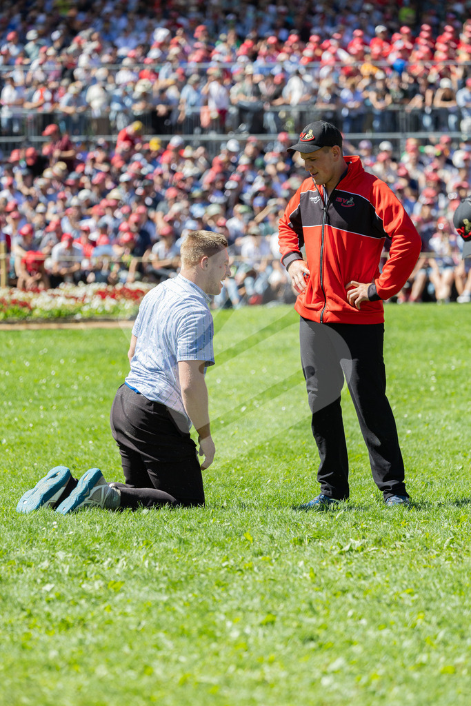 ESAF2025_07Gang_6678 | Die Schwinger des Schwyzer Kantonalen Schwingerverbandes: Fotos, die Dynamik und Leidenschaft festhalten, sowie emotionale Momente aus dem traditionellen Schwingsport zeigen. - Realisiert mit Pictrs.com