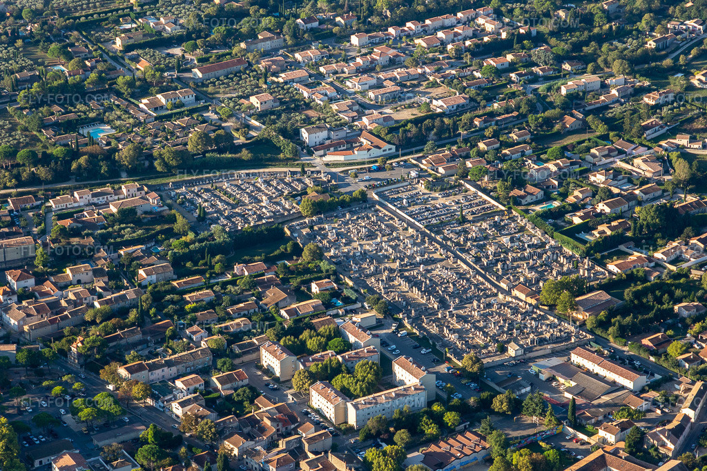 Aerial view: Cemetery of Saint-Rémy-de-Provence in the district Ceinture Centre Ville in Saint-Rémy-de-Provence in the state Bouches du Rhone, France.Photo: IMG_129625.jpg taken on 09/23/2021 by Werner Riehm/FLY-FOTO.comResolution of the original: 5312 x 3542 px
