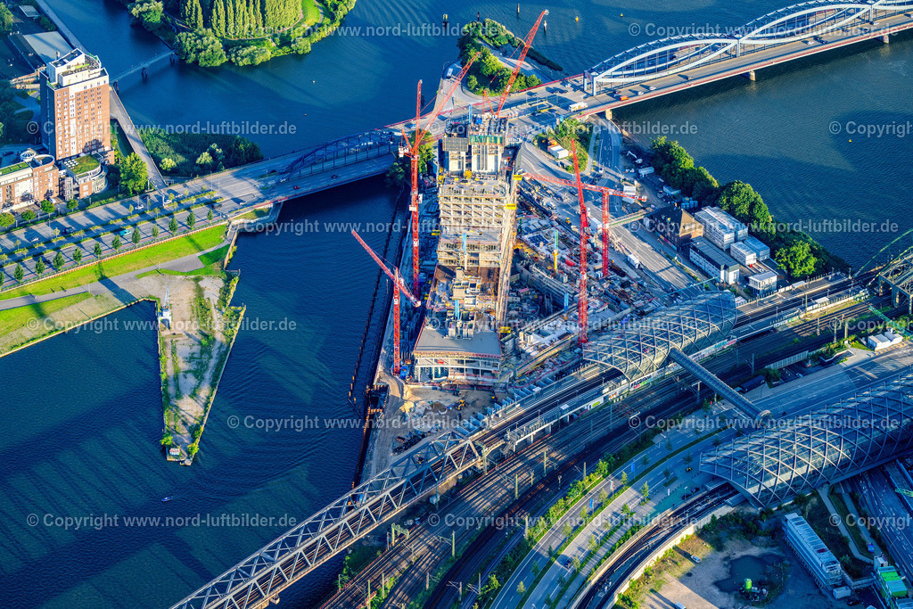 Hamburg_Elbtower_Baustelle_ELS_8310040823 | HAMBURG 04.08.2023 Baustelle zum Neubau des Hochhaus- Gebäudekomplexes " Elbtower " an der Zweibrückenstraße zwischen Oberhafenkanal und Norderelbe im Ortsteil HafenCity in Hamburg, Deutschland. Weiterführende Informationen bei: Adolf Lupp GmbH + Co KG,  Akustik-Ingenieurbüro Moll GmbH,  BTB Betontechnik GmbH,  David Chipperfield Architects - Gesellschaft von Architekten mbH,  Deutsche Doka Schalungstechnik GmbH,  Ed. Züblin AG,  Implenia AG,  LV Baumanagement AG,  NOBU HOTELS CORPORATE OFFICE,  SIGNA HOLDING GMBH. // Construction site for new high-rise building complex " Elbtower " on Zweibrueckenstrasse between Oberhafenkanal and Norderelbe in the district HafenCity in Hamburg, Germany. Further information at: Adolf Lupp GmbH + Co KG,  Akustik-Ingenieurbuero Moll GmbH,  BTB Betontechnik GmbH,  David Chipperfield Architects - Gesellschaft von Architekten mbH,  Deutsche Doka Schalungstechnik GmbH,  Ed. Zueblin AG,  Implenia AG,  LV Baumanagement AG,  NOBU HOTELS CORPORATE OFFICE,  SIGNA HOLDING GMBH. Foto: Martin Elsen