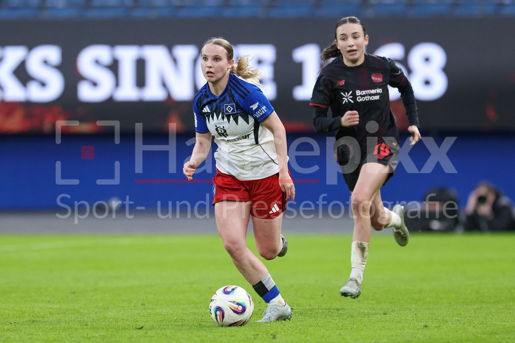 Fussball, Google Pixel Frauen-Bundesliga, Hamburger SV - Bayer 04 Leverkusen | v.li.: Jonna Wrede (Hamburger SV, HSV, 26) am Ball, Einzelbild, Ganzkörper, Aktion, Action, Spielszene, Loreen Bender (Bayer 04 Leverkusen, 19), DIE DFB-RICHTLINIEN UNTERSAGEN JEGLICHE NUTZUNG VON FOTOS ALS SEQUENZBILDER UND/ODER VIDEOÄHNLICHE FOTOSTRECKEN. DFB REGULATIONS PROHIBIT ANY USE OF PHOTOGRAPHS AS IMAGE SEQUENCES AND/OR QUASI-VIDEO.