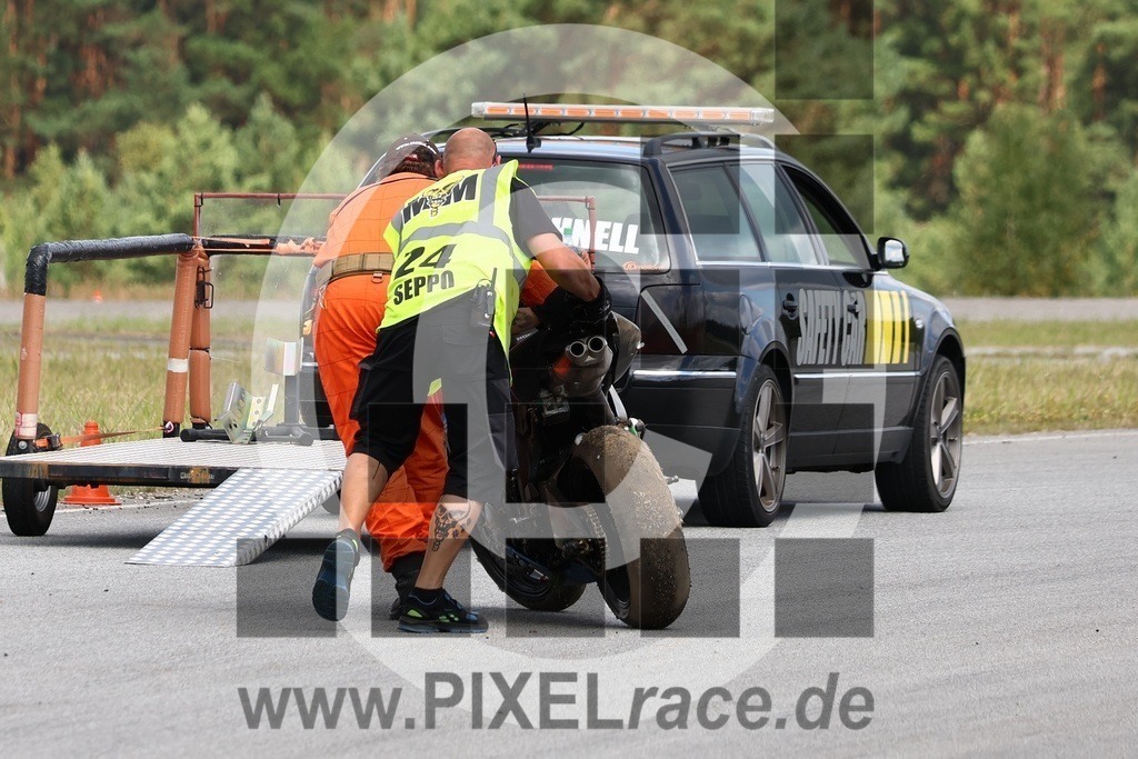 0055-20240803_02569 | Schöne Erinnerungen an spannende Momente - das festzuhalten ist unser Job. PIXELrace.de ist seit 2003 auf den Rennstrecken Europas unterwegs um die Action draußen beim Fahren und die wunderbare Stimmung imm Fahrerlager für euch einzufangen.
