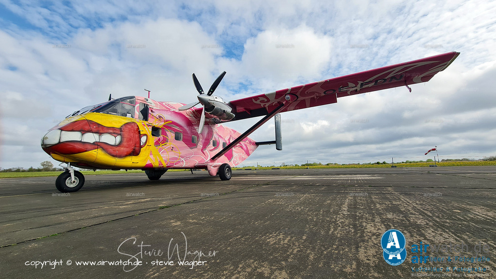 Flying Shoebox - Short S.C.7 Skyvan auf dem Flugplatz Husum-Schwesing | Die Short SC.7 Skyvan, auch als "Flying Shoebox" bekannt, ist ein britisches 19-sitziges Twin-Turboprop-Flugzeug, das erstmals am 17. Januar 1963 geflogen wurde. Es wurde von Short Brothers aus Belfast, Nordirland, hergestellt und verfügt über ein robustes Design mit kurzen Start- und Landefähigkeiten (STOL). Ursprünglich auf Anfrage von F.G. Miles Ltd. für eine Variante des Hurel-Dubois Miles HDM.106 Caravan-Designs wurde der Skyvan von 1960 bis 1986 mit etwas mehr als 150 hergestellten Flugzeugen hergestellt. Die verbleibenden Beispiele werden heute hauptsächlich für Kurzstreckenfracht- und Fallschirmspringen verwendet.