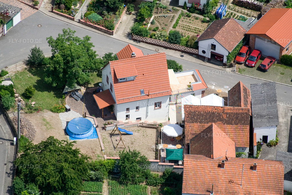 Luftbild: Im Pfarrwingert im Ortsteil Rechtenbach in Schweigen-Rechtenbach im Bundesland Rheinland-Pfalz in Deutschland. Foto: IMG_11139.jpg vom 14.06.2008 durch Werner Riehm/FLY-FOTO.de