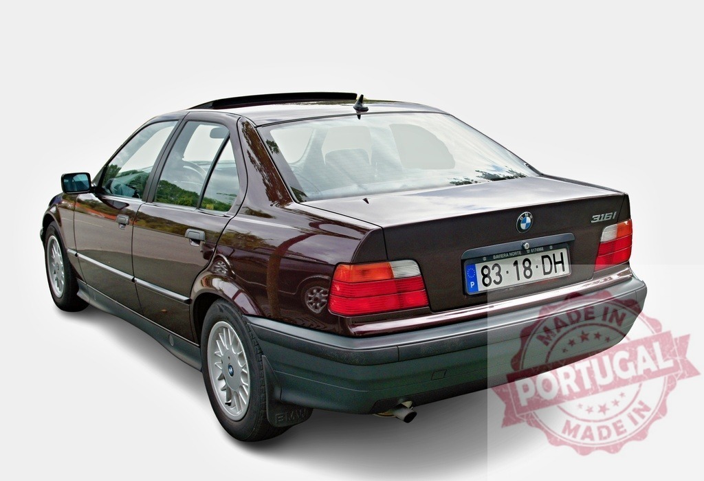 Maroon BMW 316i e36 sedan car parked on white background | Rear view of a maroon BMW 316i e36 sedan car parked on a white background - Realisiert mit Pictrs.com