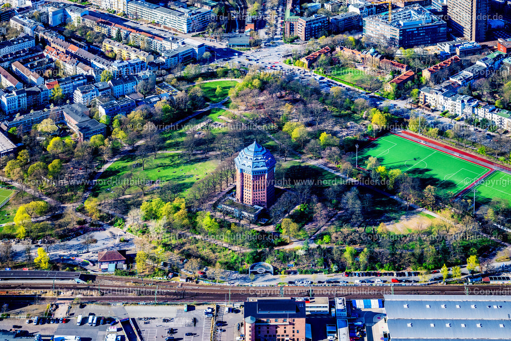 Hamburg_Schanzenturm_Mövenpick_Hotel_ELS_4997060425 | HAMBURG 06.04.2025 Bauwerk des Industriedenkmales Wasserturm "Möwenpick Hotel" " Schanzenturm " im Schanzenpark im Ortsteil Sternschanze in Hamburg, Deutschland. // Building of industrial monument water tower " Schanzenturm " in the district Sternschanze in Hamburg, Germany. Foto: Martin Elsen