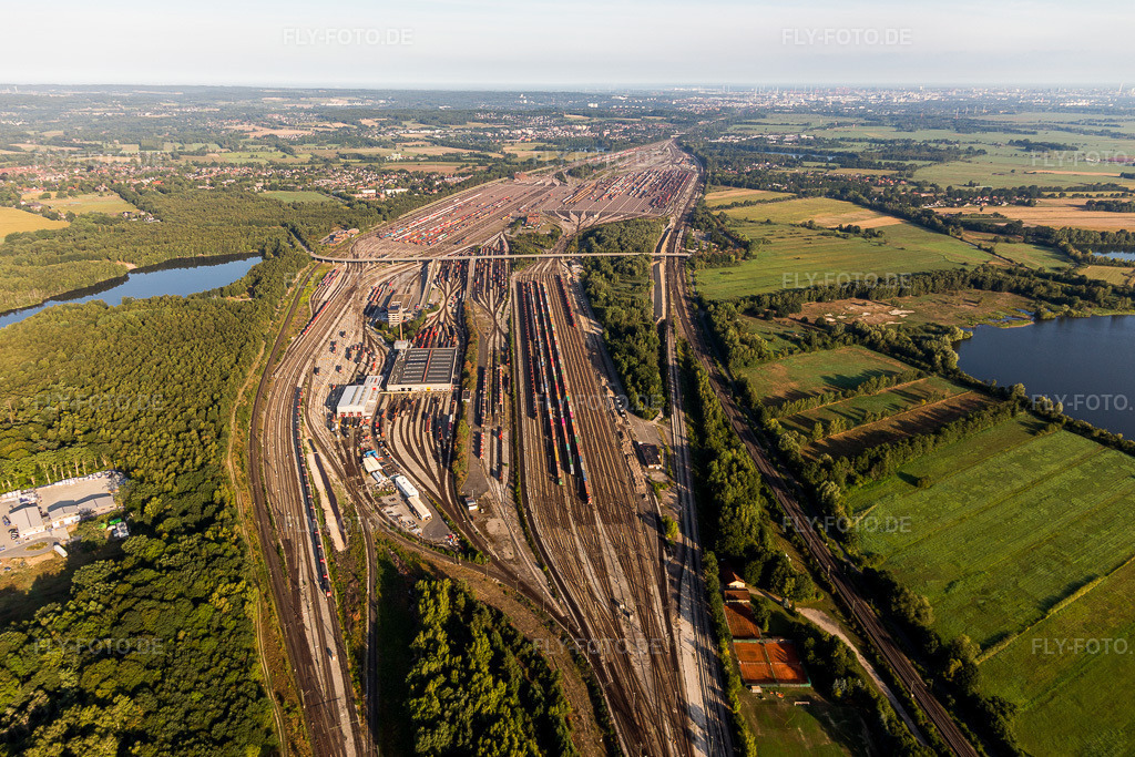 Luftbild: Schienen- und Gleisstrecken auf den Abstellgleisen und Rangierstrecken des Rangierbahnhofes und Güterbahnhofes Maschen der Deutschen Bahn im Ortsteil Maschen in Seevetal im Bundesland Niedersachsen in Deutschland. Foto: IMG_110305.jpg vom 18.08.2018 durch Werner Riehm/FLY-FOTO.de
