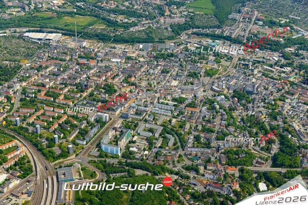 Das Luftbild der Stadt Plauen wurde 2022 vom Flugzeug heraus erstellt (keine Drohnen-Aufnahmen) Aufnahmehöhe ca.450 Meter- hohe Bildauflösung und Druck-Qualität. Garantiert!