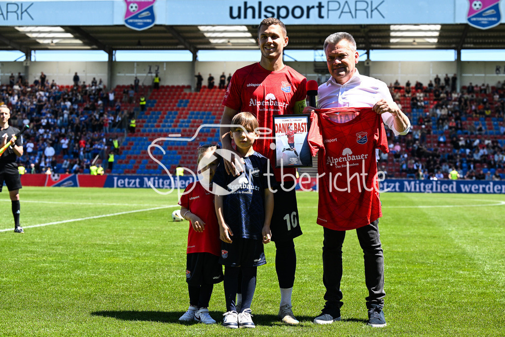 SpVgg Unterhaching - Arminia Bielefeld | wird vor der Partie verabschiedet - Sebastian MAIER (SpVgg Unterhaching 10) / Manfred SCHWABL / 3. Liga: SpVgg Unterhaching - Arminia Bielefeld, Uhlsport Park am 11.05.2025