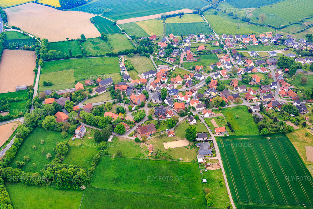 Luftbild: Dorfkern mit Kirche St. Marien im Ortsteil Rolfzen in Steinheim im Bundesland Nordrhein-Westfalen in Deutschland. Foto: IMG_079377.jpg vom 23.05.2015 durch Werner Riehm/FLY-FOTO.de