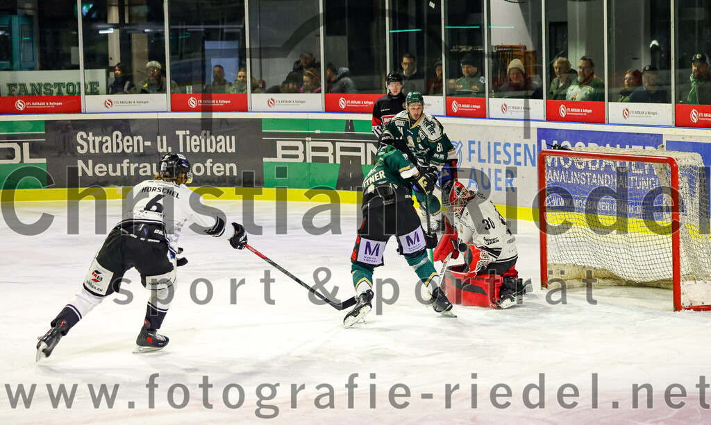 2026-01-30_089_TSV_Erding_gegen_EHF_Passau_Black_Hawks | Erding, Deutschland, 30.01.2026:Eishockey, Oberliga Süd 2025 / 2026, 42. Spieltag, TSV Erding gegen EHF Passau Black Hawks, Endergebnis: 2:6Tom Horschel (EHF Passau Black Hawks, #6), Louis Trattner (Erding Gladiators, #7), Torwart Janik Engler (EHF Passau Black Hawks, #30)Foto: Christian Riedel / fotografie-riedel.net