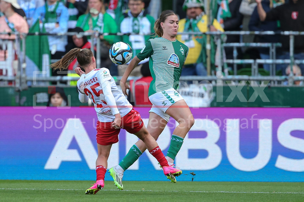Fussball, Google Pixel Frauen-Bundesliga, SV Werder Bremen - 1. FC Köln | v.li.: Laura Donhauser (1. FC Köln, 25) und Juliane Wirtz (SV Werder Bremen, 28) im Zweikampf, Duell, Dynamik, Aktion, Action, Spielszene, DIE DFB-RICHTLINIEN UNTERSAGEN JEGLICHE NUTZUNG VON FOTOS ALS SEQUENZBILDER UND/ODER VIDEOÄHNLICHE FOTOSTRECKEN. DFB REGULATIONS PROHIBIT ANY USE OF PHOTOGRAPHS AS IMAGE SEQUENCES AND/OR QUASI-VIDEO.