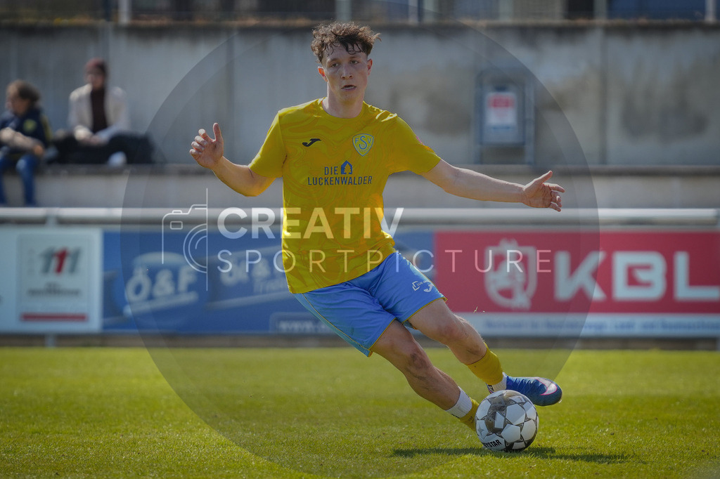 Fußball, Herren, Saison 2025/2026, Regionalliga Nordost, 29. Spieltag, FSV 63 Luckenwalde vs. FC Eilenburg, Samstag 11.04.2026, Werner-Seelenbinder-Stadion Luckenwalde, | Fußball, Herren, Saison 2025/2026, Regionalliga Nordost, 29. Spieltag, FSV 63 Luckenwalde vs. FC Eilenburg, Samstag 11.04.2026, Werner-Seelenbinder-Stadion Luckenwalde, Im Bild: Len Neumann (Luckenwalde) - Realisiert mit Pictrs.com