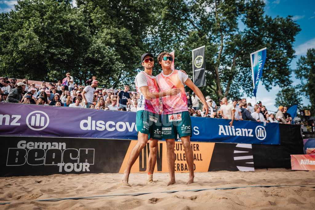 Beachvolleyball | Männer | Allianz German Beach Tour 2025 | Tourstop Düsseldorf | 17.05.2025 | v.l. Niklas Held und Hennes Nissen beim Einlauf