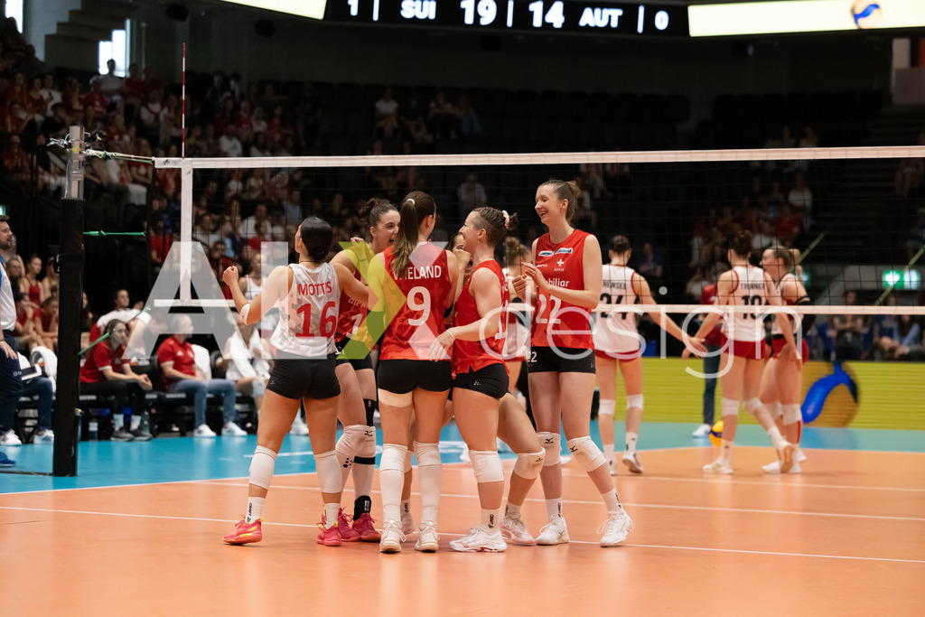 Austria v Switzerland - CEV European League Women | KRIENS, SWITZERLAND - JUNE 14: Team of Switzerland celebrating during the CEV European League match between Austria and Switzerland at Pilatus Arena on June 14, 2026 in Kriens, Switzerland. - Realisiert mit Pictrs.com