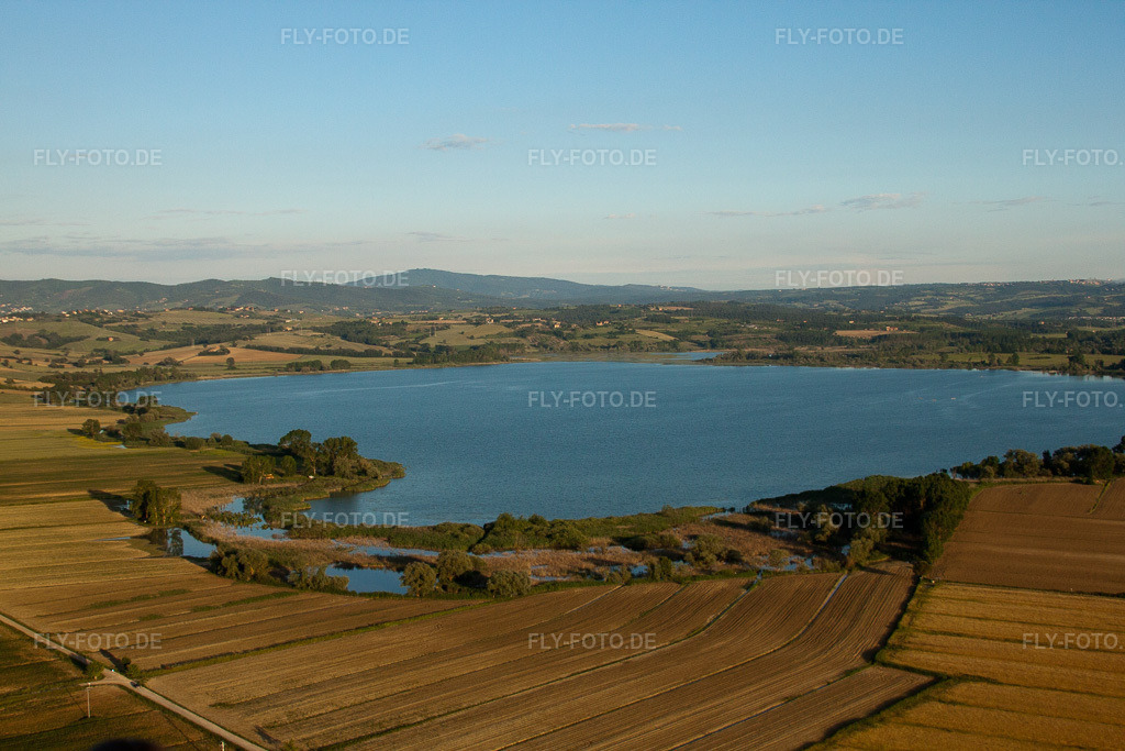 Luftbild: Lago di Montepulciano in Gioiella im Bundesland Umbria in Italien. – Foto: IMG_28349.jpg vom 02.06.2010 durch Werner Riehm/FLY-FOTO.de – Auflösung des Originals: 4752 x 3168 px