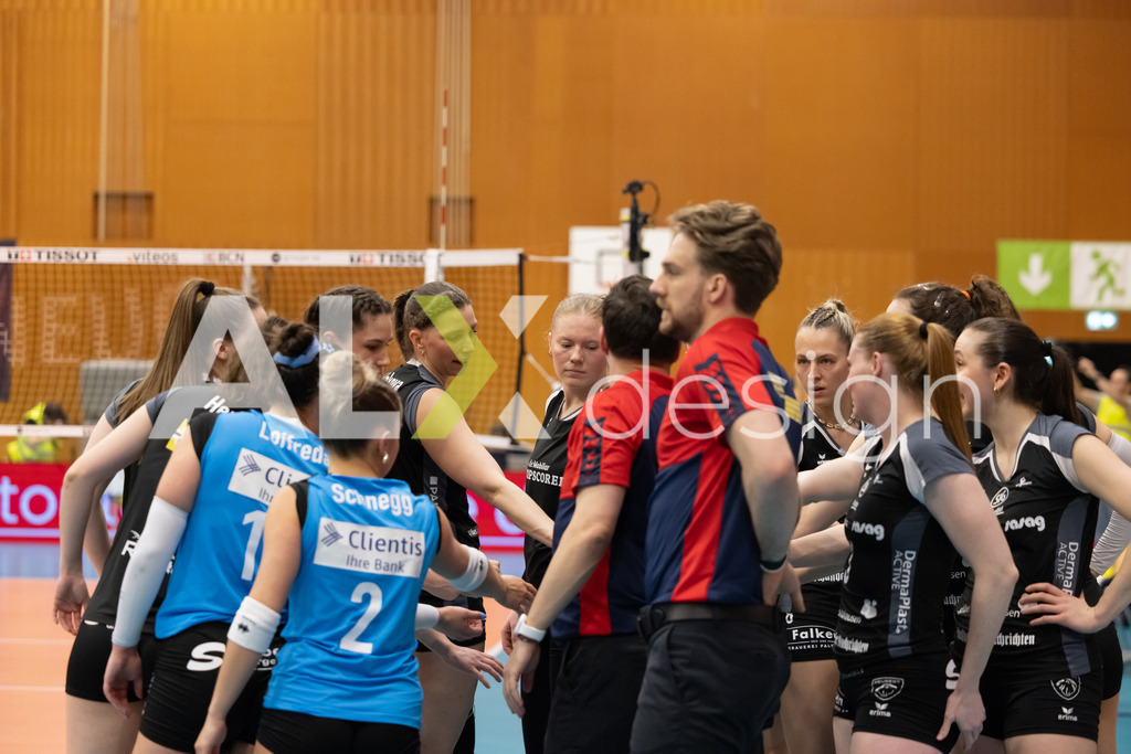 Volleyball I Frauen I Saison 2025-2026 I Volleyball NLA | Women I  Playoffs Finals 1/5 I viteos NUC - VC Kanti Schaffhausen I 06.04.2026 | VC Kanti Schaffhausen - Spielerinnenkreis - Realisiert mit Pictrs.com