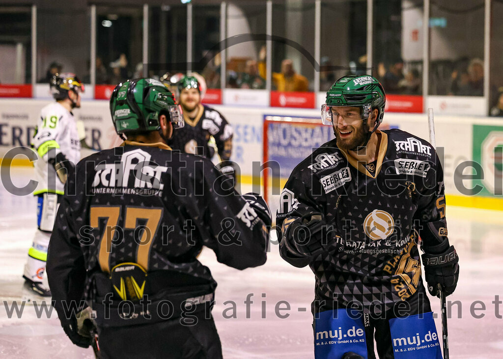 2024-03-01_014_TSV_Erding_gegen_ERSC_Amberg | Erding, Deutschland, 01.03.2024:
Eishockey, Bayernliga Playoffs 2023 / 2024, 5. Spieltag, TSV Erding gegen ERSC Amberg, Endergebnis: 9:0

Philipp Michl (Erding Gladiators, #77), Petr Pohl (Erding Gladiators, #55)

Foto: Christian Riedel / fotografie-riedel.net