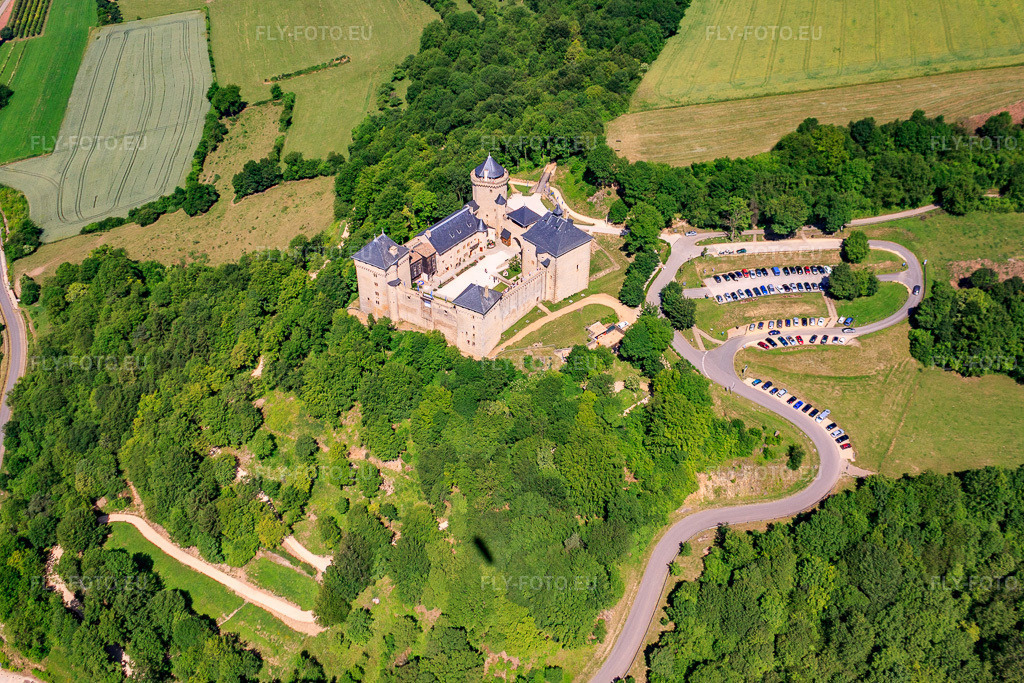 Vue aérienne: Château de Malbrouck à Manderen dans le département Moselle, France – .Photo: IMG_29654.jpg prise le 27/06/2010 par Werner Riehm/FLY-FOTO.eu – Résolution de l'original: 4660 x 3106 px – Château de Malbrouck - Moselle Culture