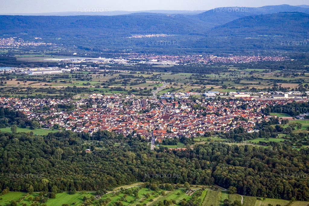Luftbild: Ortsansicht von Westen in Ötigheim im Bundesland Baden-Württemberg in Deutschland. Foto: IMG_3853.jpg vom 10.09.2006 durch Werner Riehm/FLY-FOTO.de