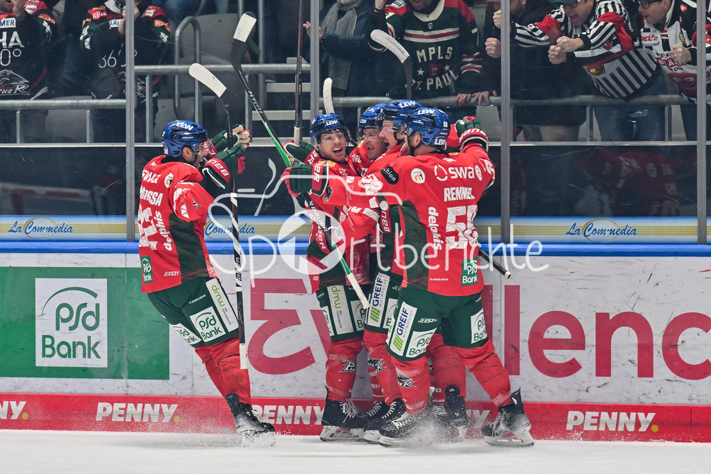 Augsburger Panther - Schwenninger Wild Wings | AUGSBURG, GERMANY - 02. JANUARY: Jubel der Panther nach dem Treffer zum 3-0 durch T. J. TREVELYAN (Augsburger Panther 24) / Tor / Torschuetze / Freude / Happy während dem Match zwischen den Augsburger Panthern und den Schwenninger Wild Wings am 35. Spieltag der Penny DEL im Curt Frenzel Stadion