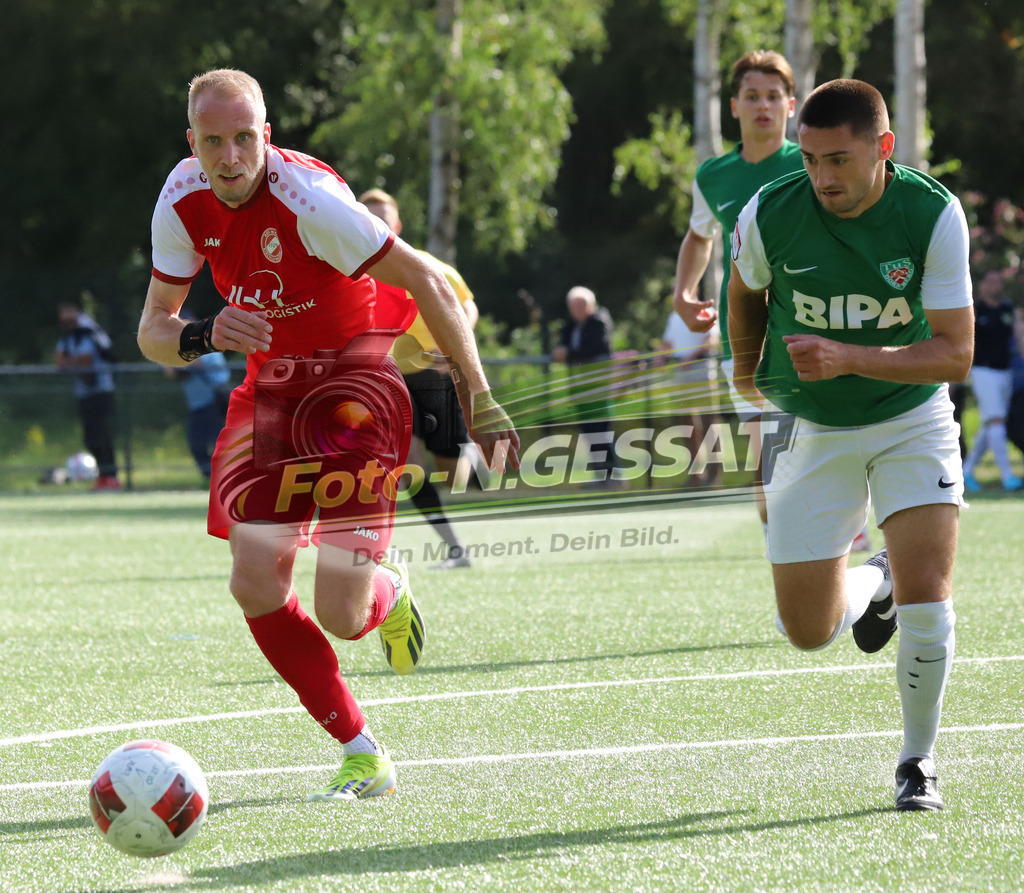 FC RW Kirchlengern - TuS Dornberg | Auf dem Bild zu sehen: rot FC RW Kirchlengern: Lennard Wüllner ; grün TuS Dornberg: Rene SchäferFC RW Kirchlengern, TuS Dornberg, Saison 25/26, Landesliga, Kirchlengern, Deutschland - Realisiert mit Pictrs.com