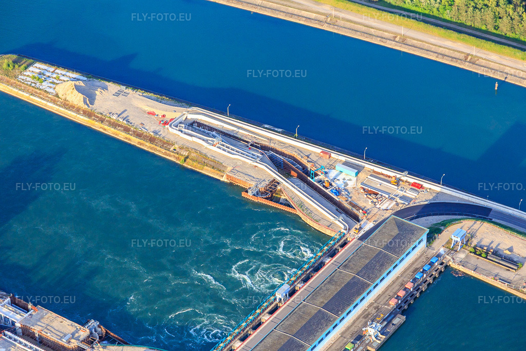 Vue aérienne: Écluse du Rhin avec centrale hydroélectrique Marckolsheim d'EDF à Marckolsheim dans le département Bas Rhin, France – .Photo: IMG_147389.jpg prise le 29/05/2025 par Werner Riehm/FLY-FOTO.eu – Résolution de l'original: 5472 x 3648 px – Hydraulique Alsace-Vosges | EDF FR